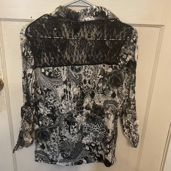 Signature Studio paisley floral black/gray/white button LS down w/lace detail-LG - Picture 2 of 2